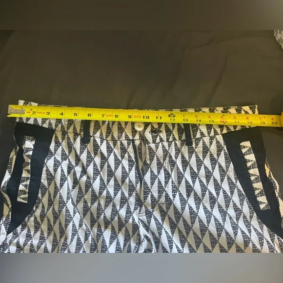 Manaola Black and White Geometric Men Shorts
Like a 
36 and fits perfectly 🤙🏾 - Picture 5 of 7